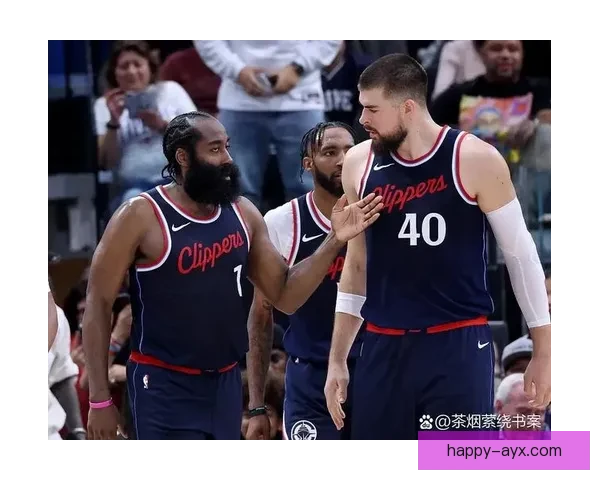 快船最新赛季阵容调整引发球迷热议球队未来走势成焦点 快船最新赛季阵容调整引发球迷热议球队未来走势成焦点